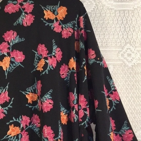 NEW! Short Sleeve Oversized Floral LuLaRoe Irma size XS - Picture 5 of 7